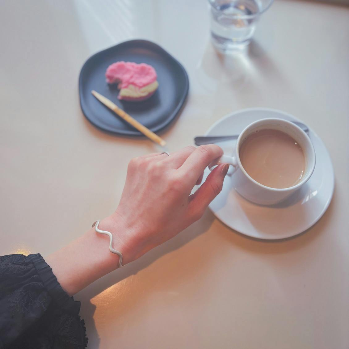 【スタッフの愛用品】手元のおしゃれに目覚めた、作家さん手作りの「シルバーバングル」