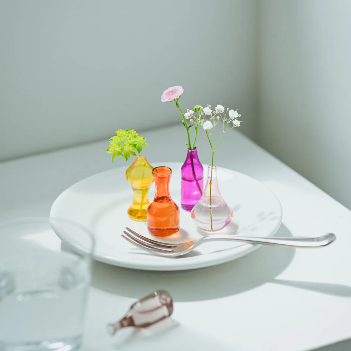 気軽に飾れるミニサイズの花びん
