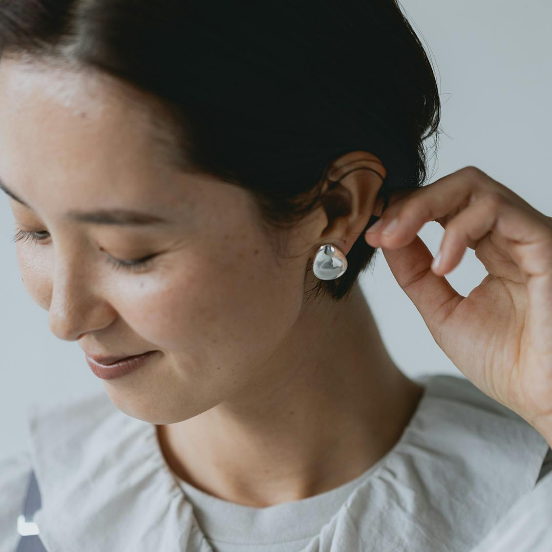 【バイヤー裏話】大ぶりなのに、気負わない。パリの蚤の市で見つけたようなNina&Julesのアクセサリー