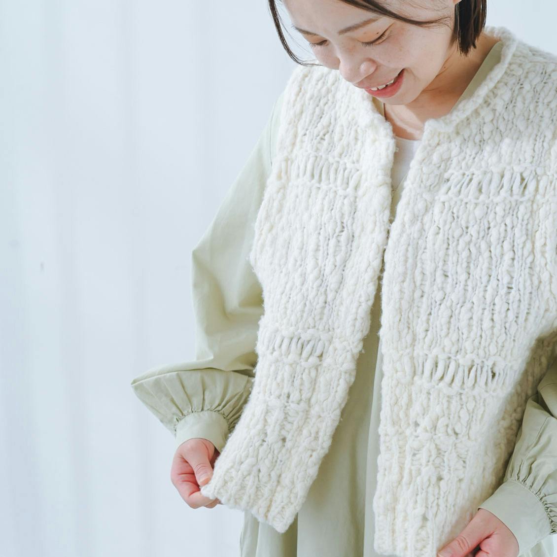 重ねるだけでおしゃれ決まる、味変ニットベスト