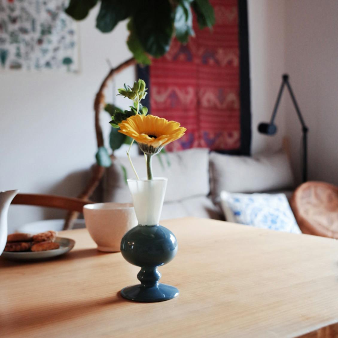 【スタッフの愛用品】小さな一輪挿しで楽しむ「お花の着せ替え」