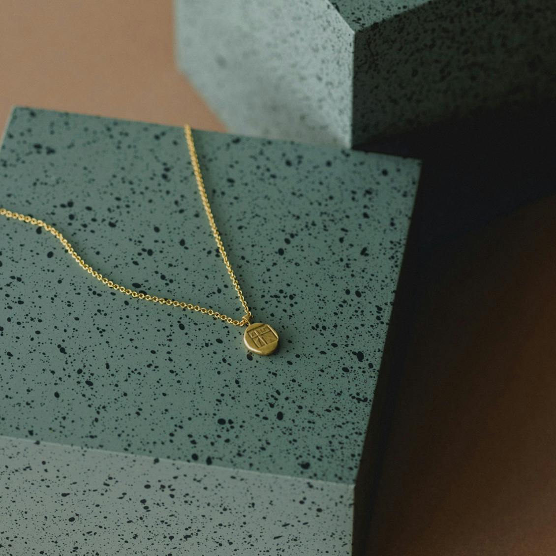 毎日コーデに似合う「コインネックレス」