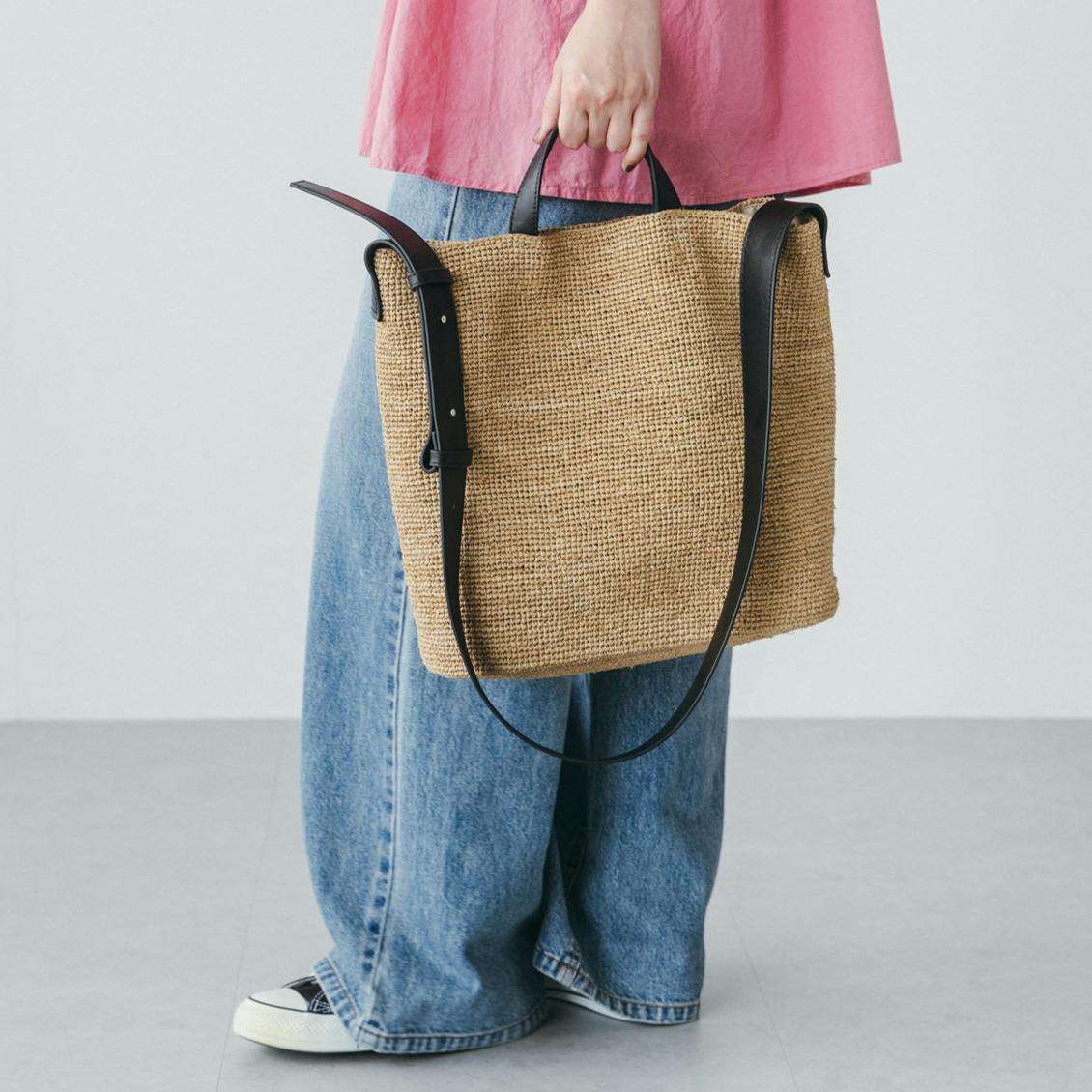 トートのように使いやすいラフィアショルダー