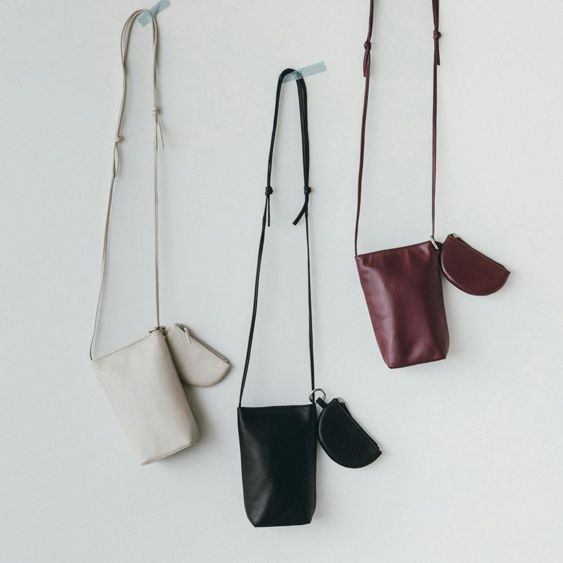 これひとつでお出かけも叶う、レザースマホポシェットが新登場！