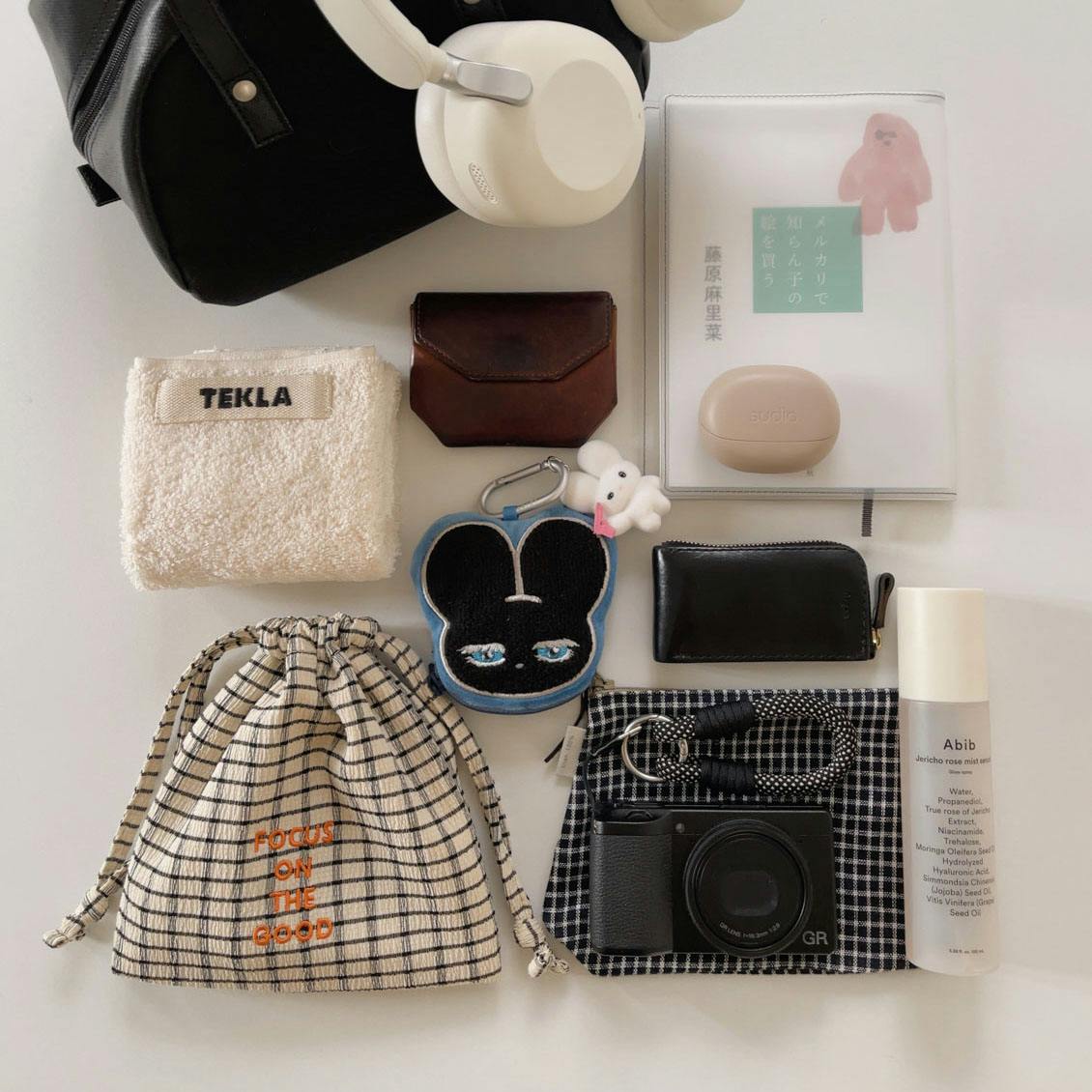 【あの人のバッグ】お出かけには、カメラと本と、音楽と。コーヒーショップ店員のかばんの中身