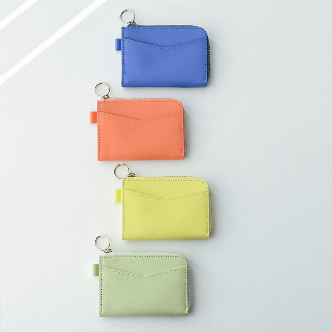 ときめくカラーのコンパクト財布