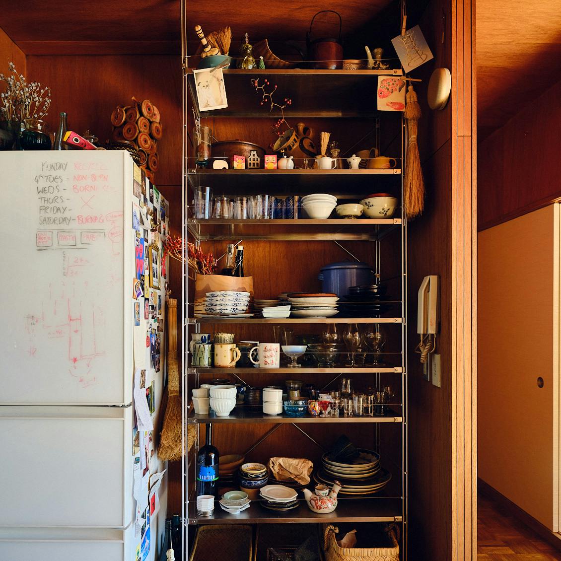 【食器棚ものがたり】：昭和モダンな2LDK、古今東西の器を見せる収納で（vol.7 福本敦子さん・BENさん）