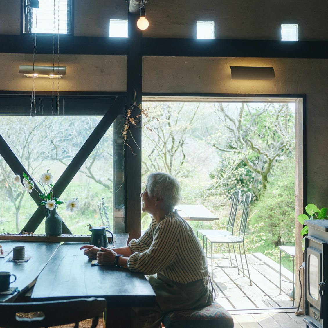 【78歳、庭をながめて】前編：栃木・益子で一人と一匹。気持ちよく目覚めたら、それが起床の時間です