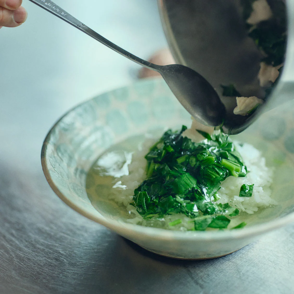 【ささっと、のっけごはん】03：疲れたお腹に、じんわりおいしい。「モロヘイヤとささみのスープかけごはん」