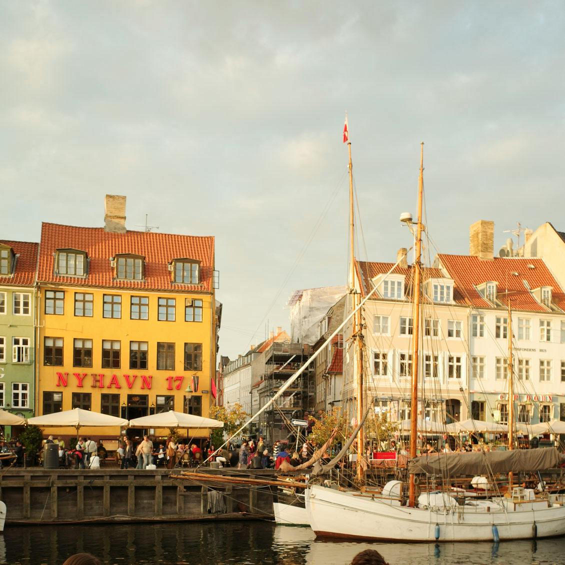 【あの人のバッグ】ものづくりが日常にある北欧留学。アパレルディレクターのカバンの中身