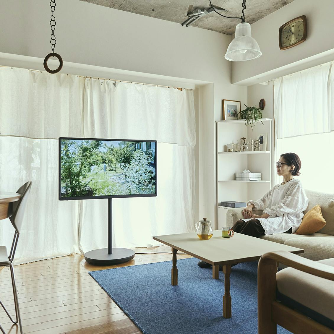 パナソニック「レイアウトフリーテレビ」をデザイナー板井さんの自宅で