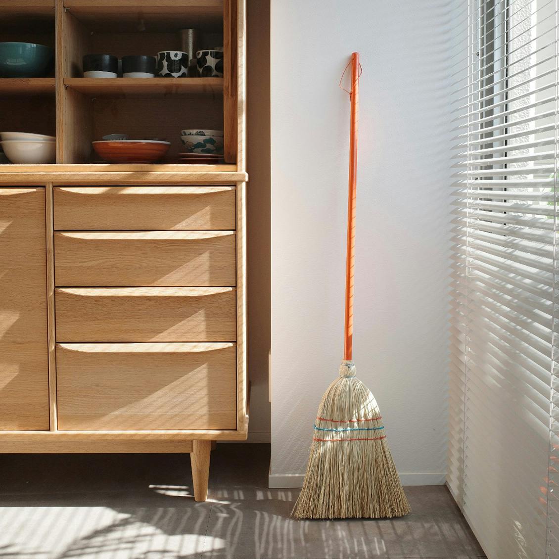 【スタッフの愛用品】掃除スイッチを入れてくれる、赤い持ち手のかわいい箒