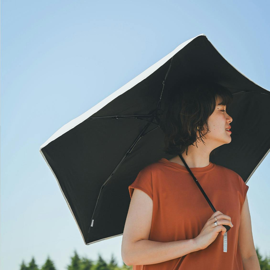 バイヤー裏話】夏の必需品、遮光率100%の晴雨兼用傘が新登場です