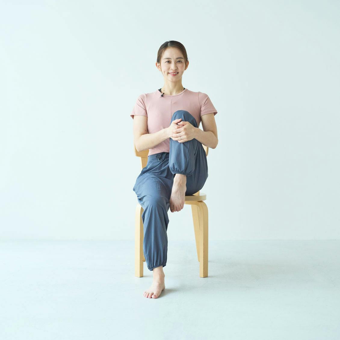 【つづくストレッチ】後編：30秒で足のむくみ対策。椅子に座ってできる「ながらストレッチ」３選