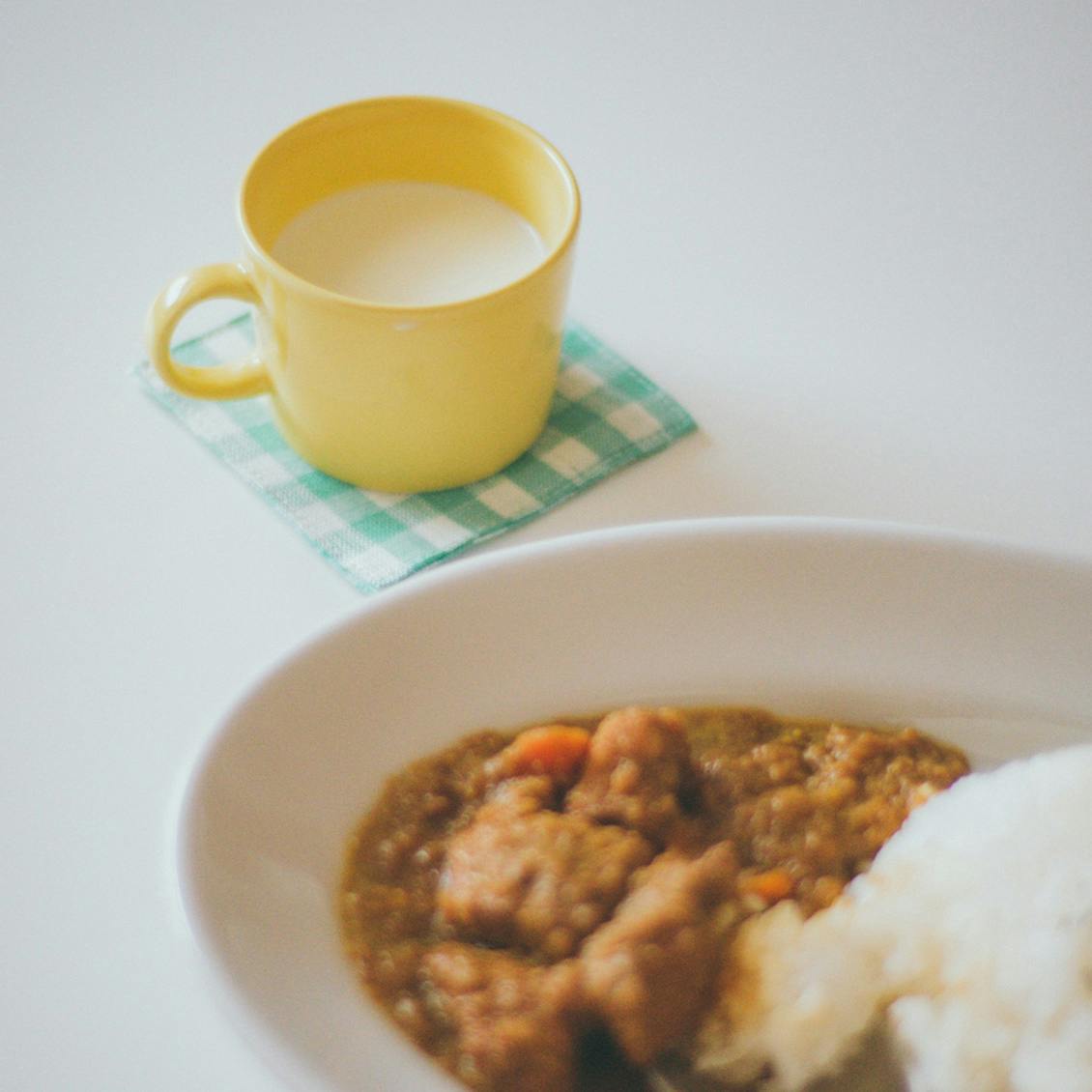 食卓を彩る、ときめく色柄