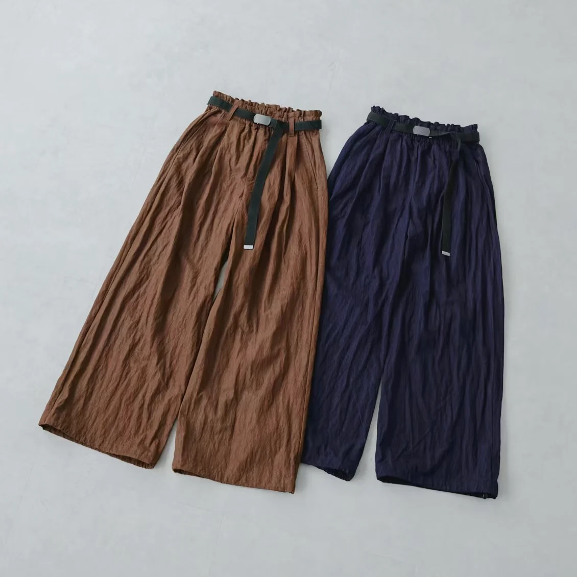 【バイヤー裏話】当店限定◎ 気負わずはけて、すらりときれい。晩夏から楽しめる「秋色イージータックパンツ」が新登場！