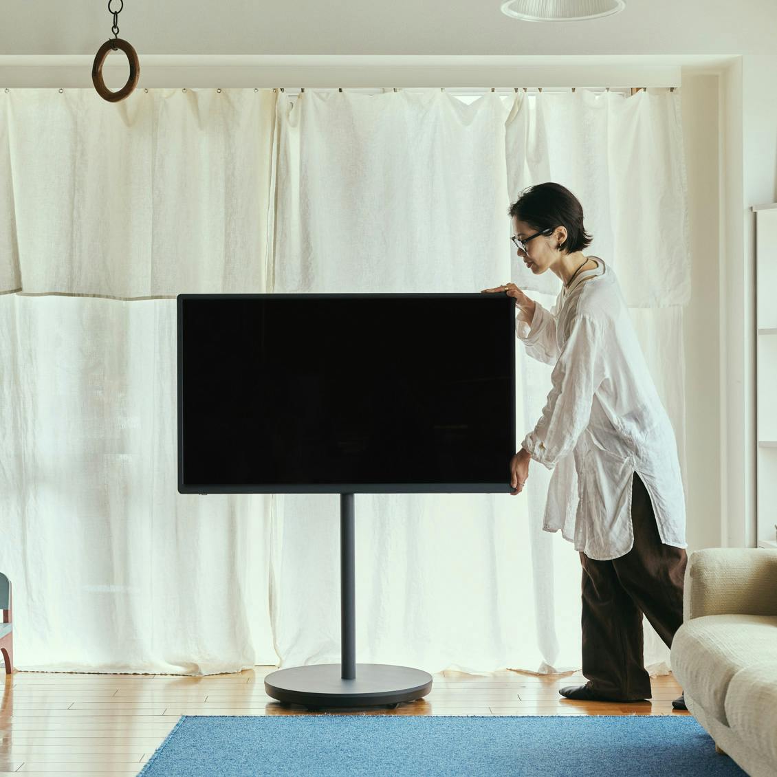 パナソニック「レイアウトフリーテレビ」をデザイナー板井さんの自宅で