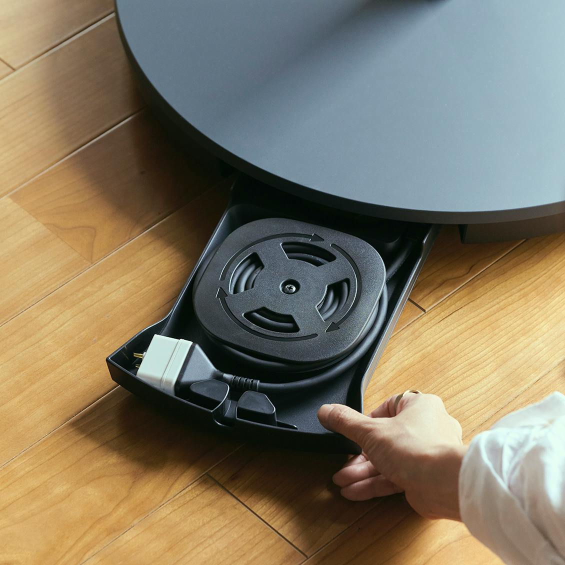 パナソニック「レイアウトフリーテレビ」をデザイナー板井さんの自宅で