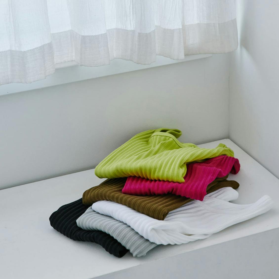 シャツやシアートップスの重ね着に安心