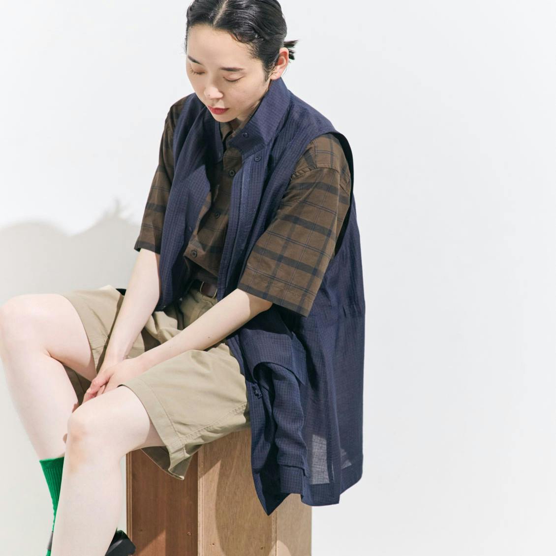 【新商品】ほんのり透けて涼やかに。 羽織るだけで味変できる、ジップベストができました