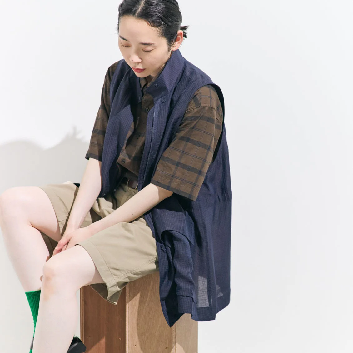 【新商品】ほんのり透けて涼やかに。 羽織るだけで味変できる、ジップベストができました