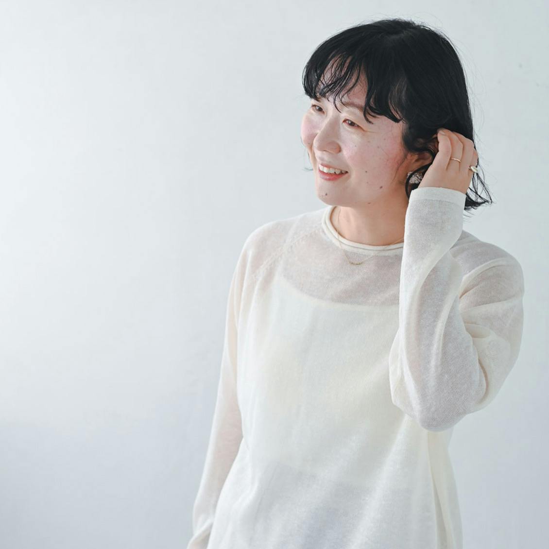 透け感トップス、どう着る？