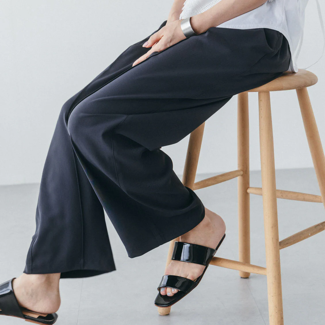 【新商品】涼しく、品よく、オンオフ万能。暑い夏を乗り切る「冷感ストレートパンツ」が登場です