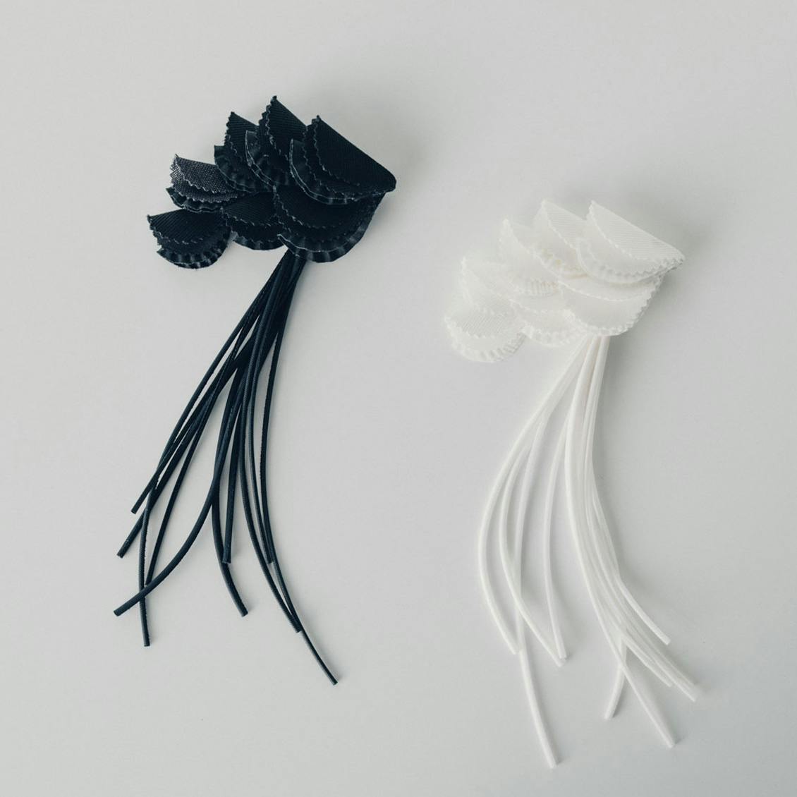 ハレの日を華やかに、アレンジ自在のブローチとネックレス