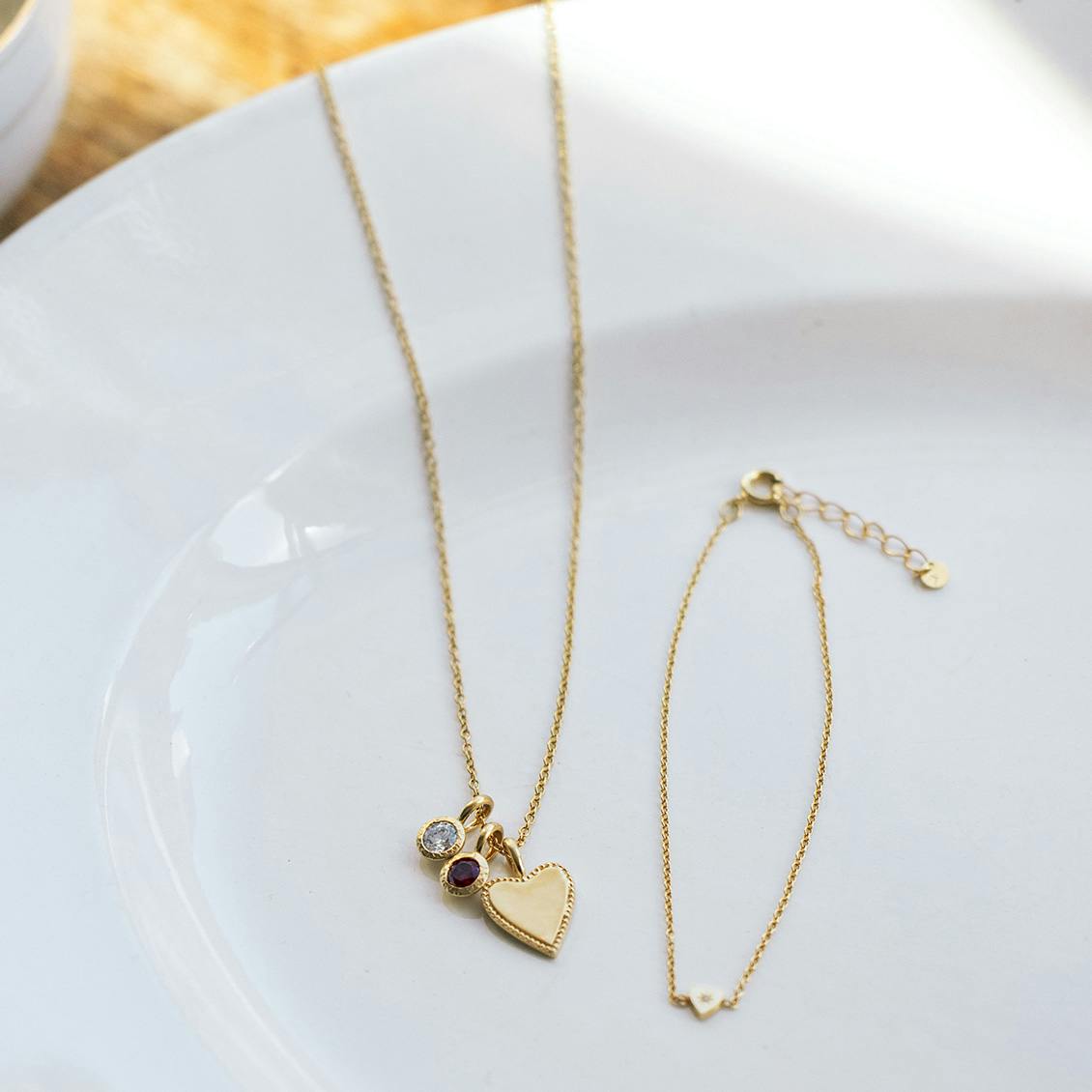 Tシャツにワンポイントのアクセサリー