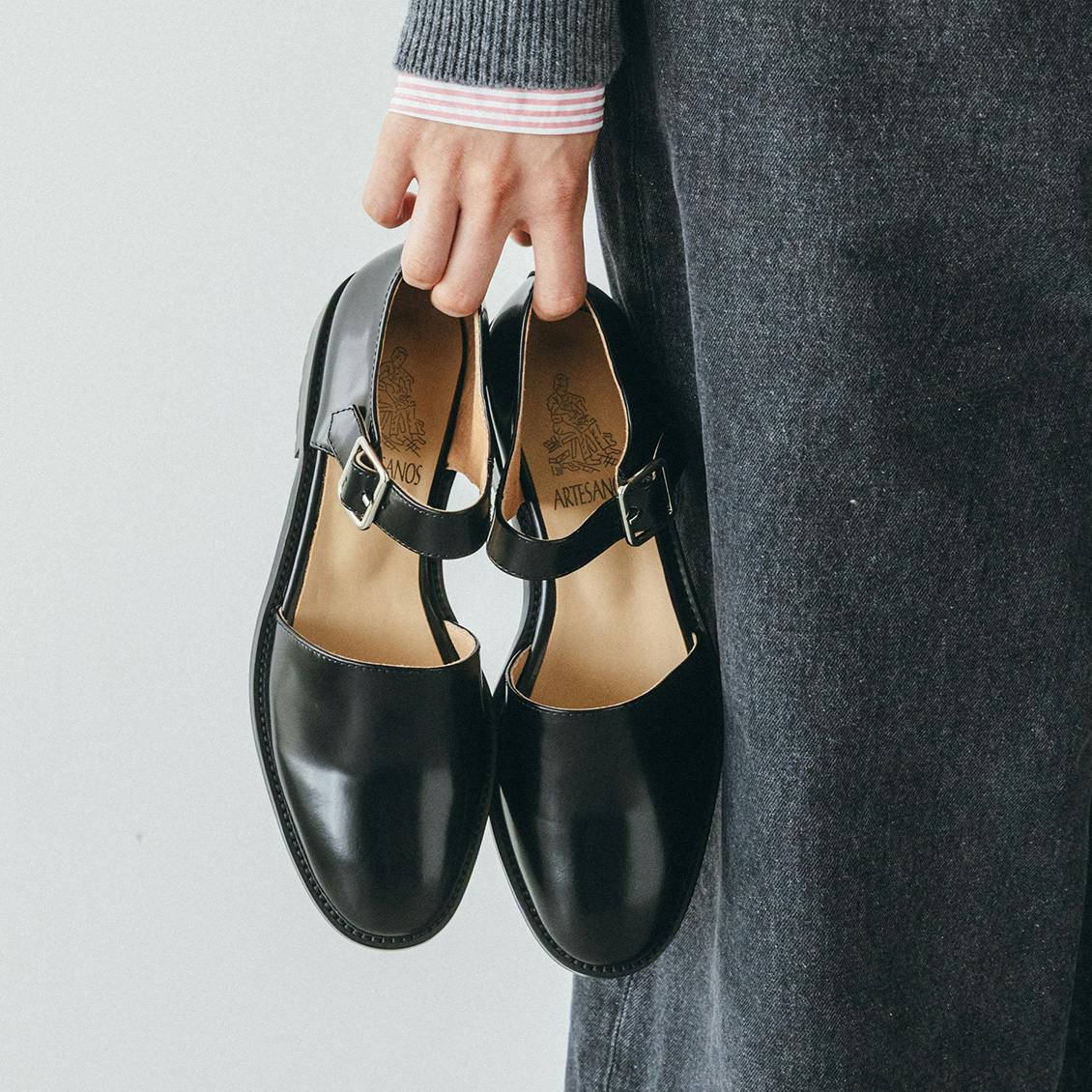 【バイヤー裏話】いつもの装いが、新鮮に。 ほどよい抜け感のあるARTESANOSのシューズ