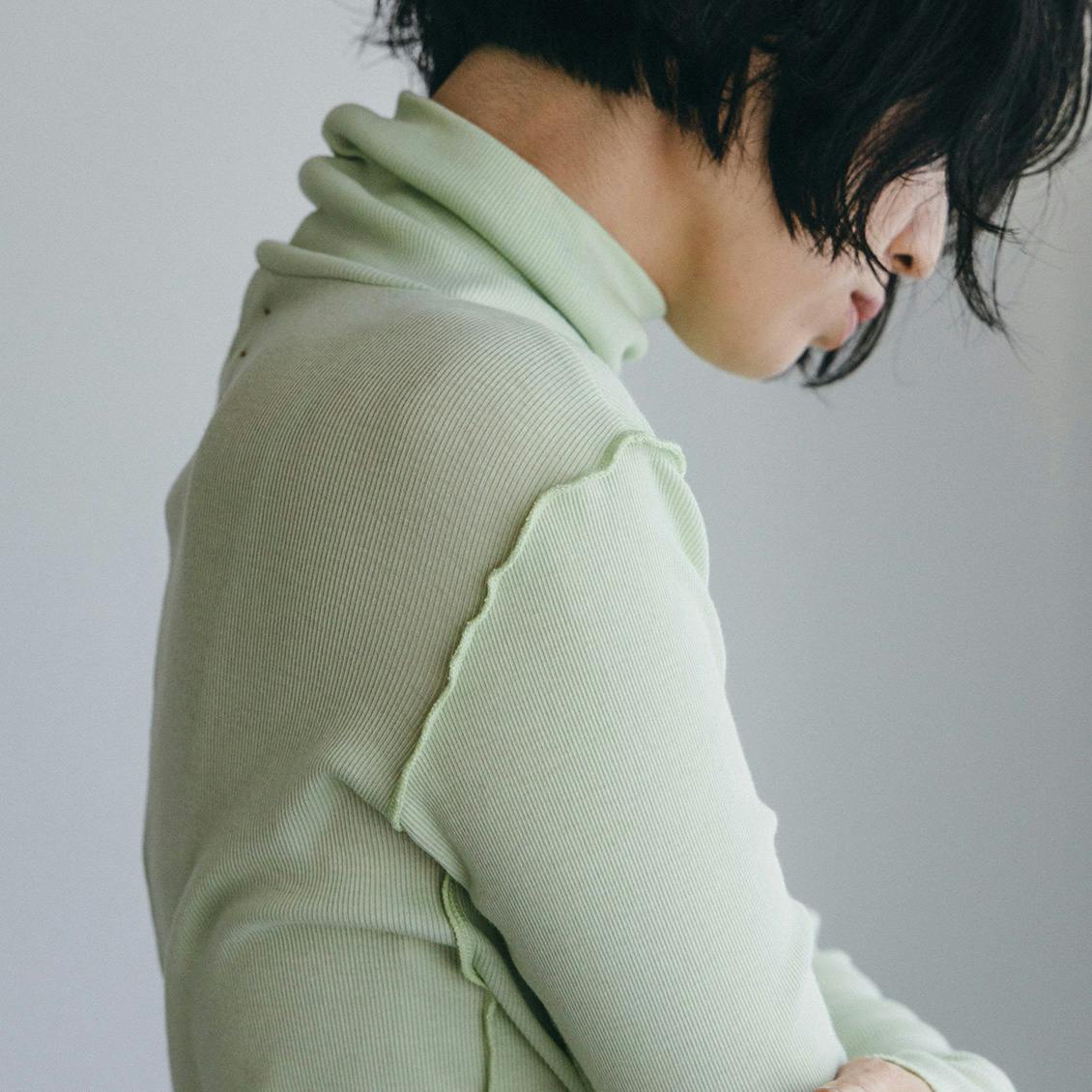 【バイヤー裏話】やみつきになる肌触り。1枚は持っておきたい、MEYAMEのタートルネックカットソー