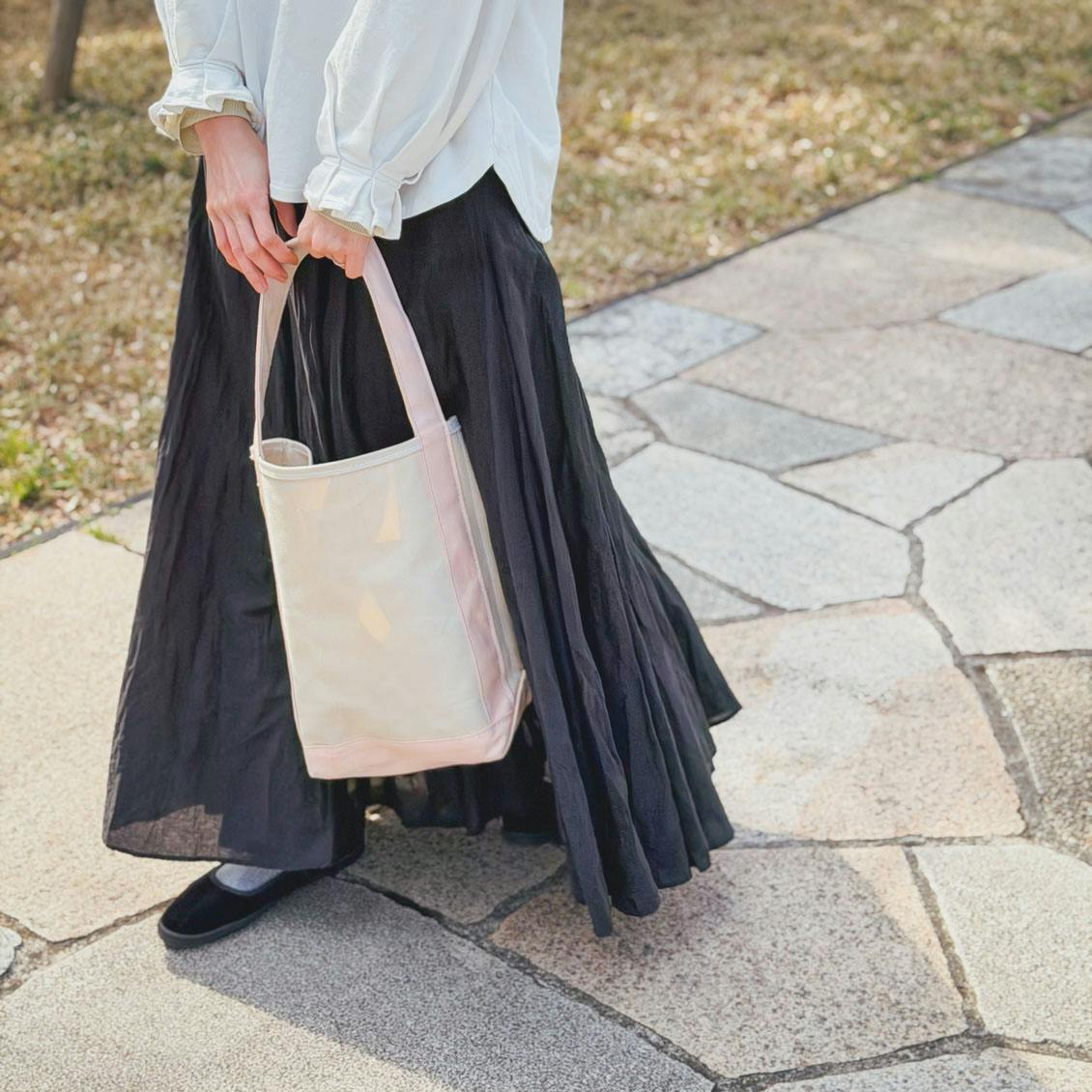 【スタッフの愛用品】サクラ色で気分よし。ハリのある生地が持ちやすいTEMBEAトート