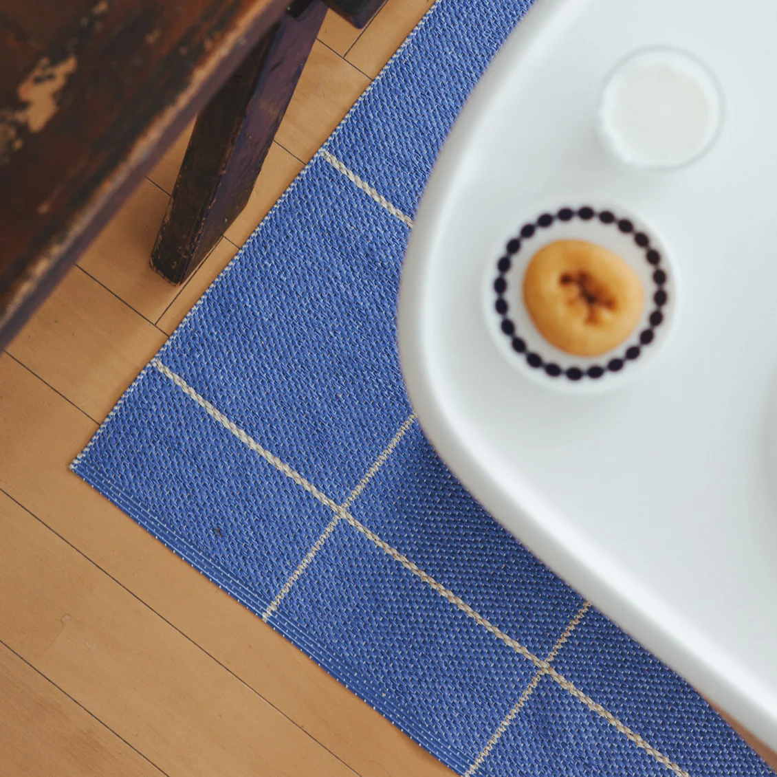 【スタッフの愛用品】お手入れ楽々、心もほぐれる。北欧ブルーのラグがくれた小さなゆとり
