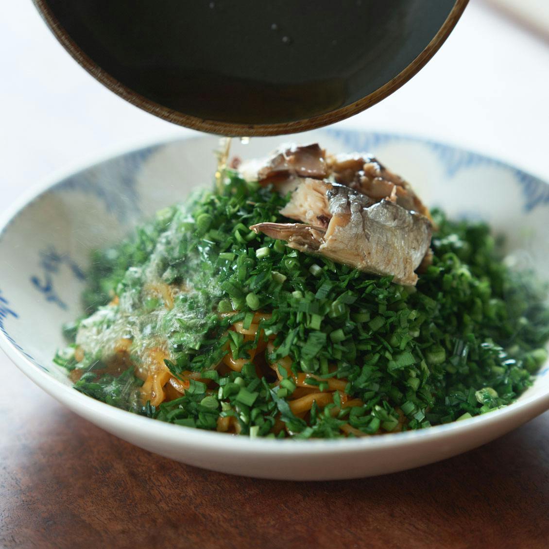【やみつき和え麺】04：さわやかな酸味のピリ辛麺があとを引く「ニラとオイルサーディンの酸辣混ぜ麺」