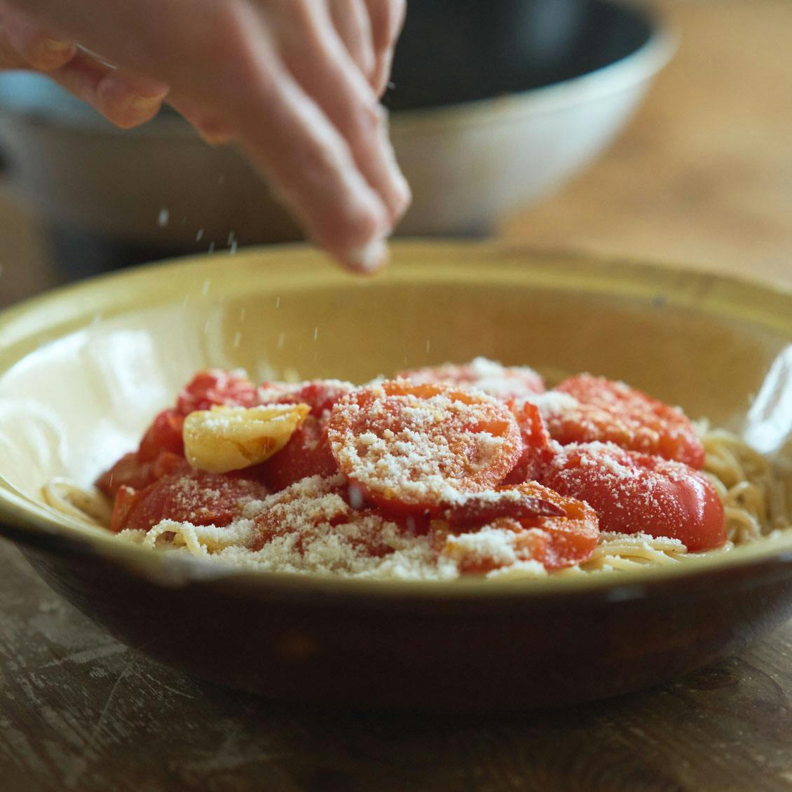 【やみつき和え麺】02：材料はほぼ2つだけ。とろりと焼いたトマトと、粉チーズの旨み引き立つ「焼きトマトパスタ」