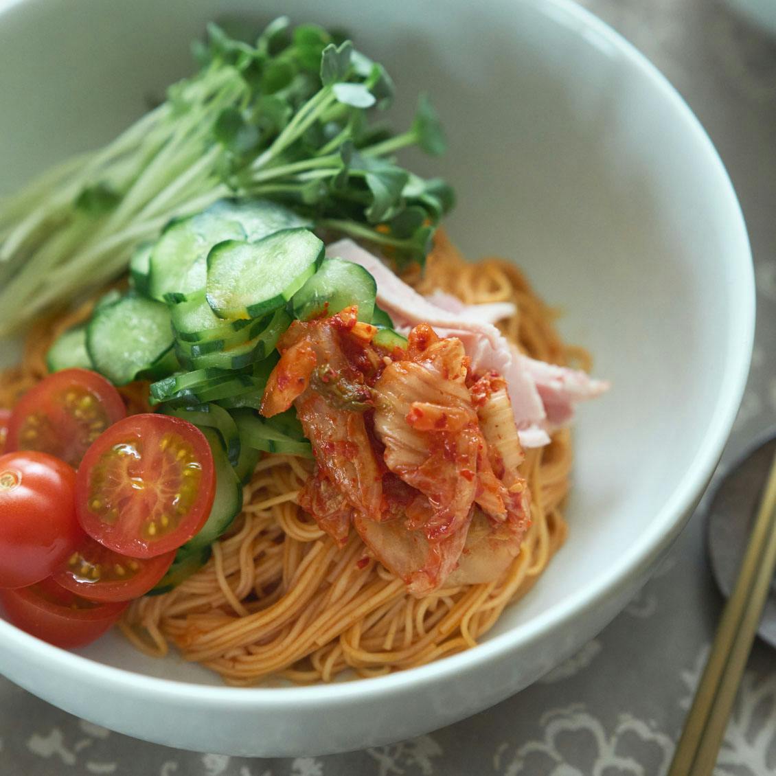 【やみつき和え麺】01：甘辛い素麺に、シャキシャキ野菜とキムチを混ぜて。さっぱり夏の味「ビビンミョン」