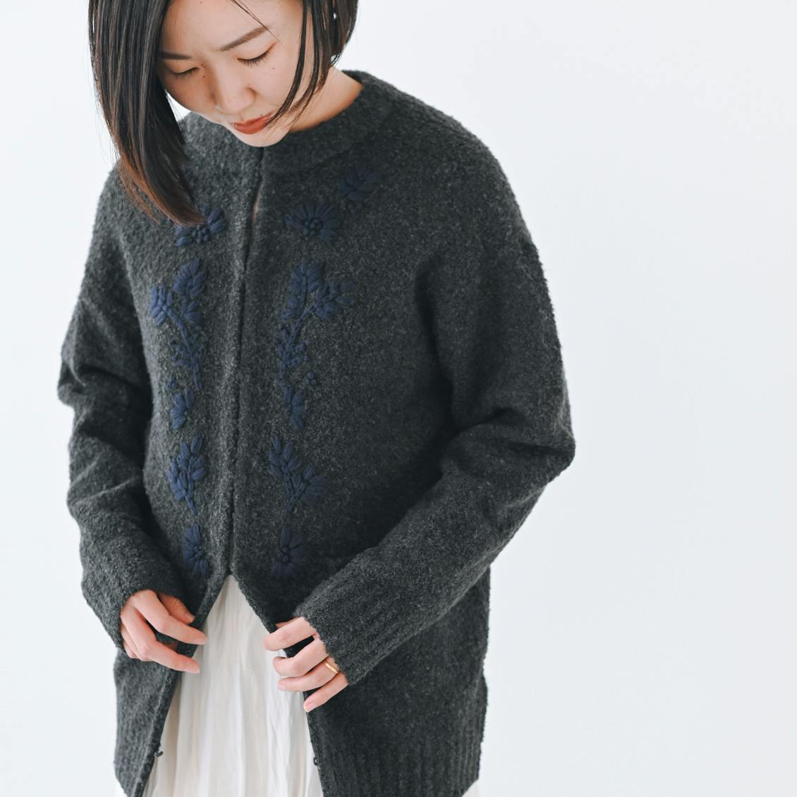 【着用レビュー】ボタニカル刺繍のニットカーディガンをスタッフが着てみました