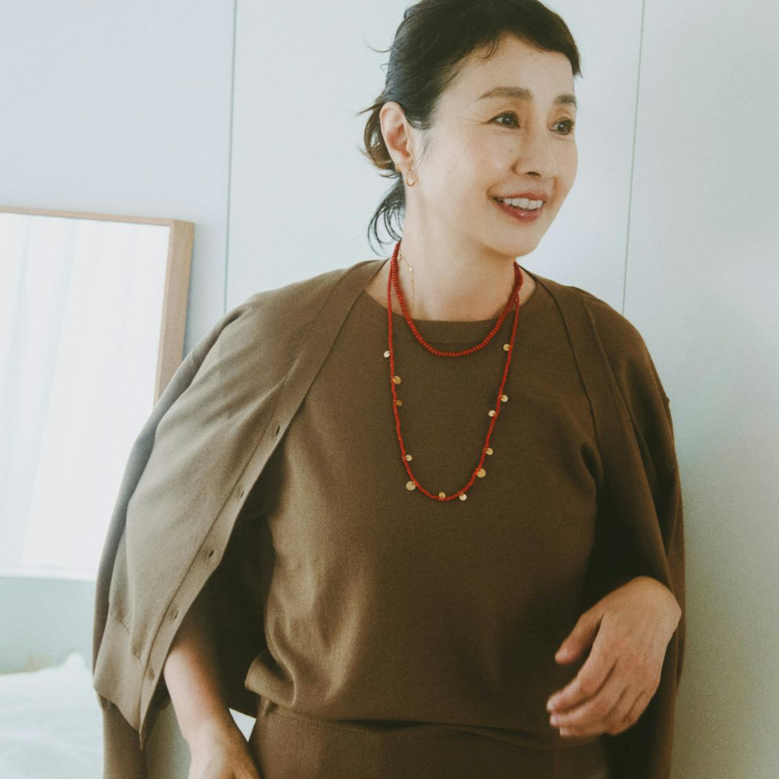 【あの人が着てみたら】大人のおしゃれこそ、遊び心を。菜木のり子さんの「アンサンブルニット」着回しコーデ