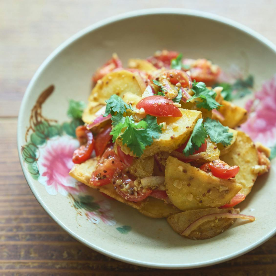 【たのしいポテサラ】02：隠し味はバタピー。夏野菜が主役の「フライドポテトのエスニックサラダ」
