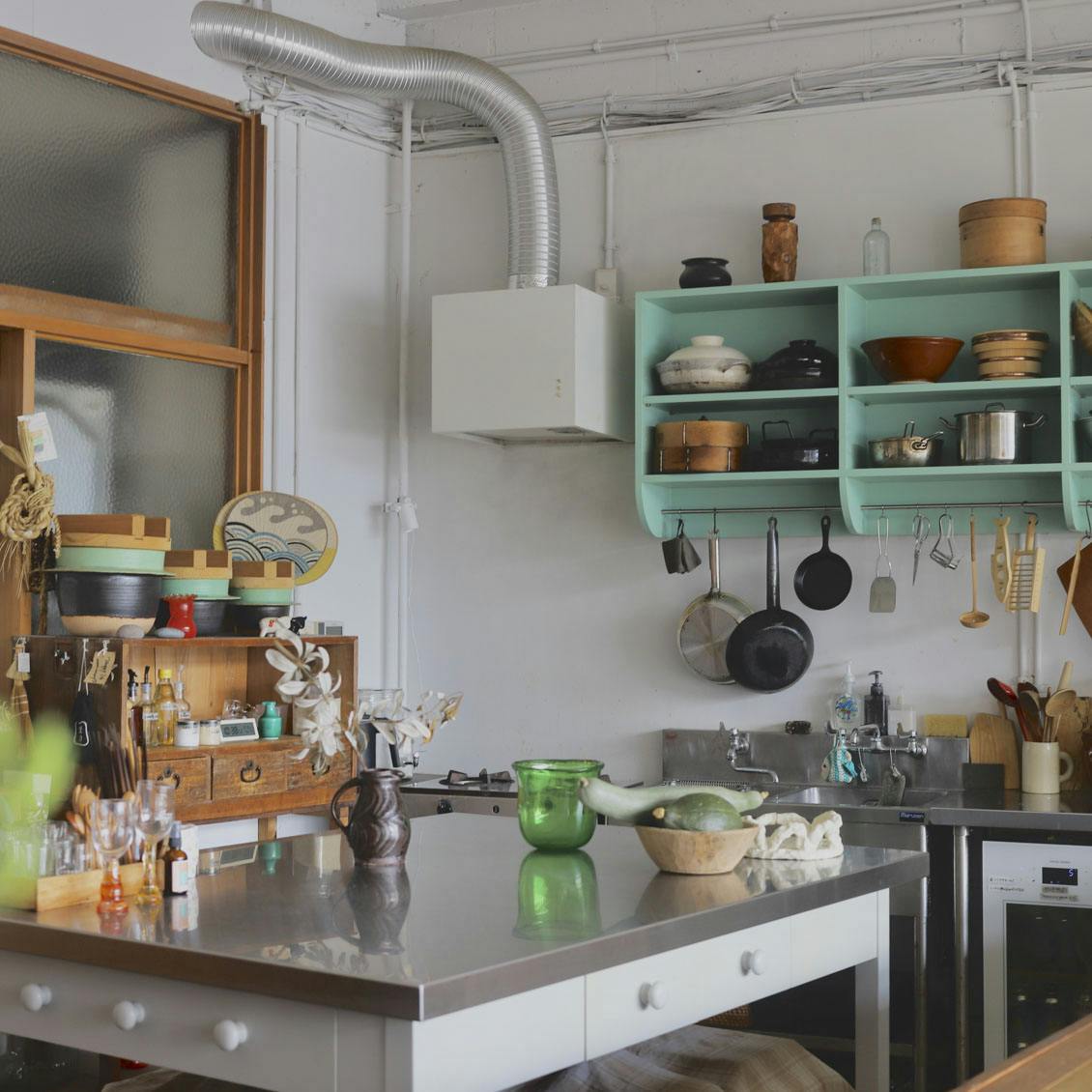 【あの人のバッグ】海辺の宿で巡り合うもの。ひとつひとつに物語が宿るオーナーのカバンの中身