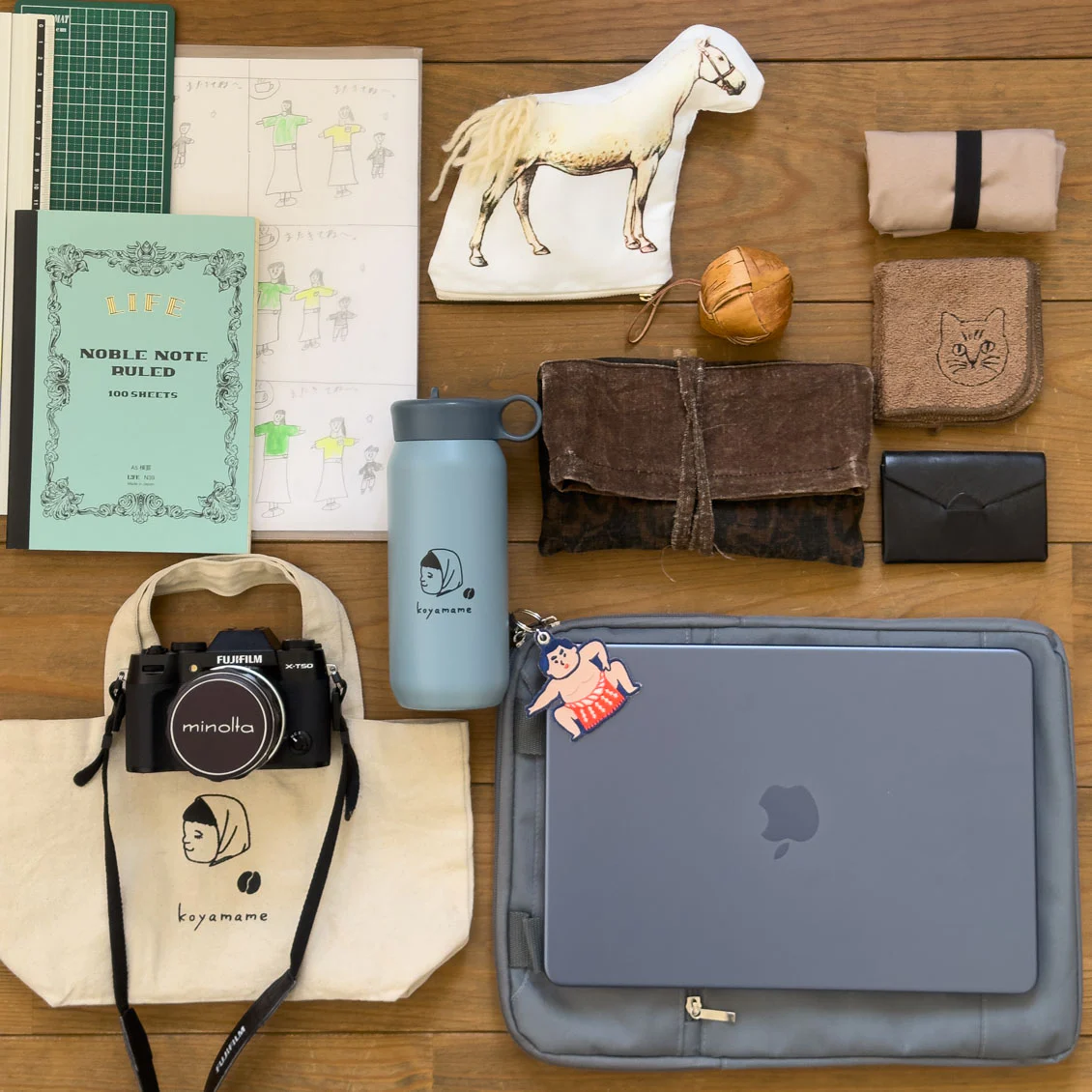 【あの人のバッグ】9歳のマスターお手製カードをお守りに。カフェマネージャーのバッグの中身