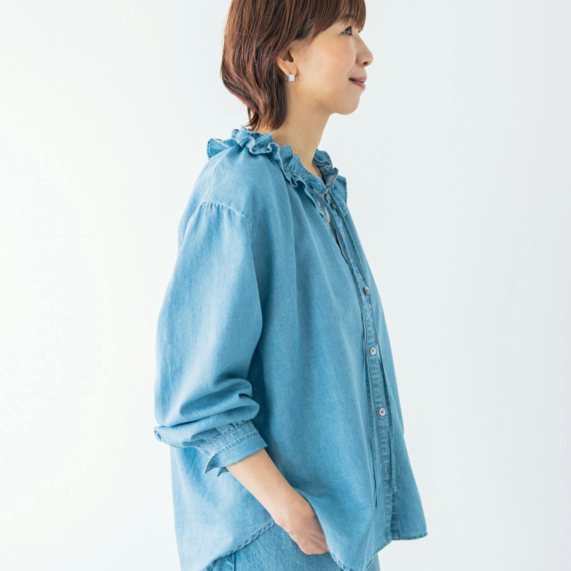 【待望の再入荷】ほんのり甘く、程よくボーイッシュ。「フリルブラウス＆ストレートデニム」、店長佐藤のリアルコーデ