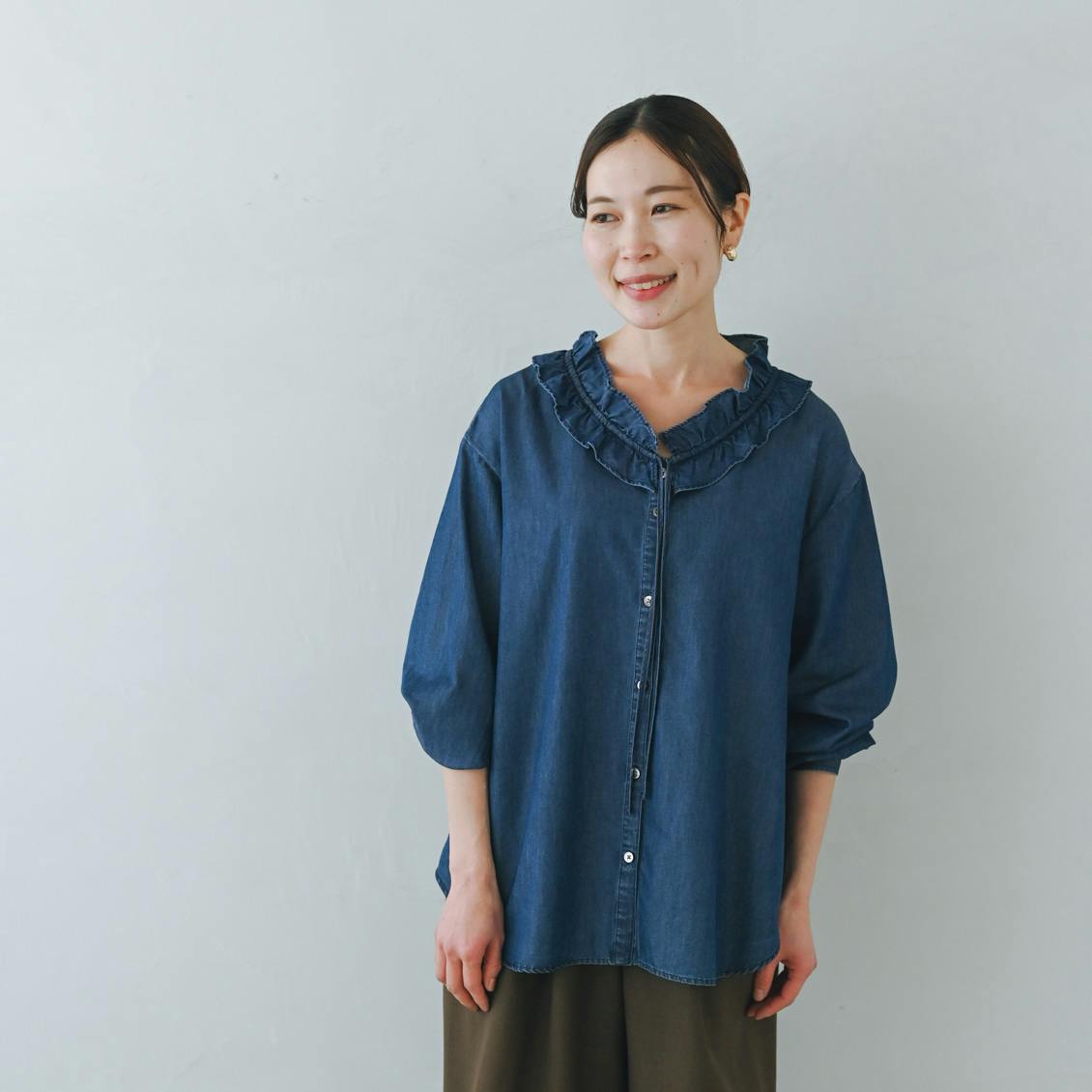 【着用レビュー】フリルのデニムブラウスを3名のスタッフが着てみました