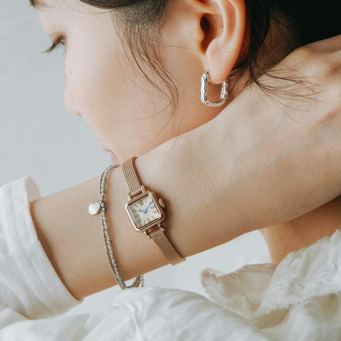 アクセサリーのように美しく纏う腕時計