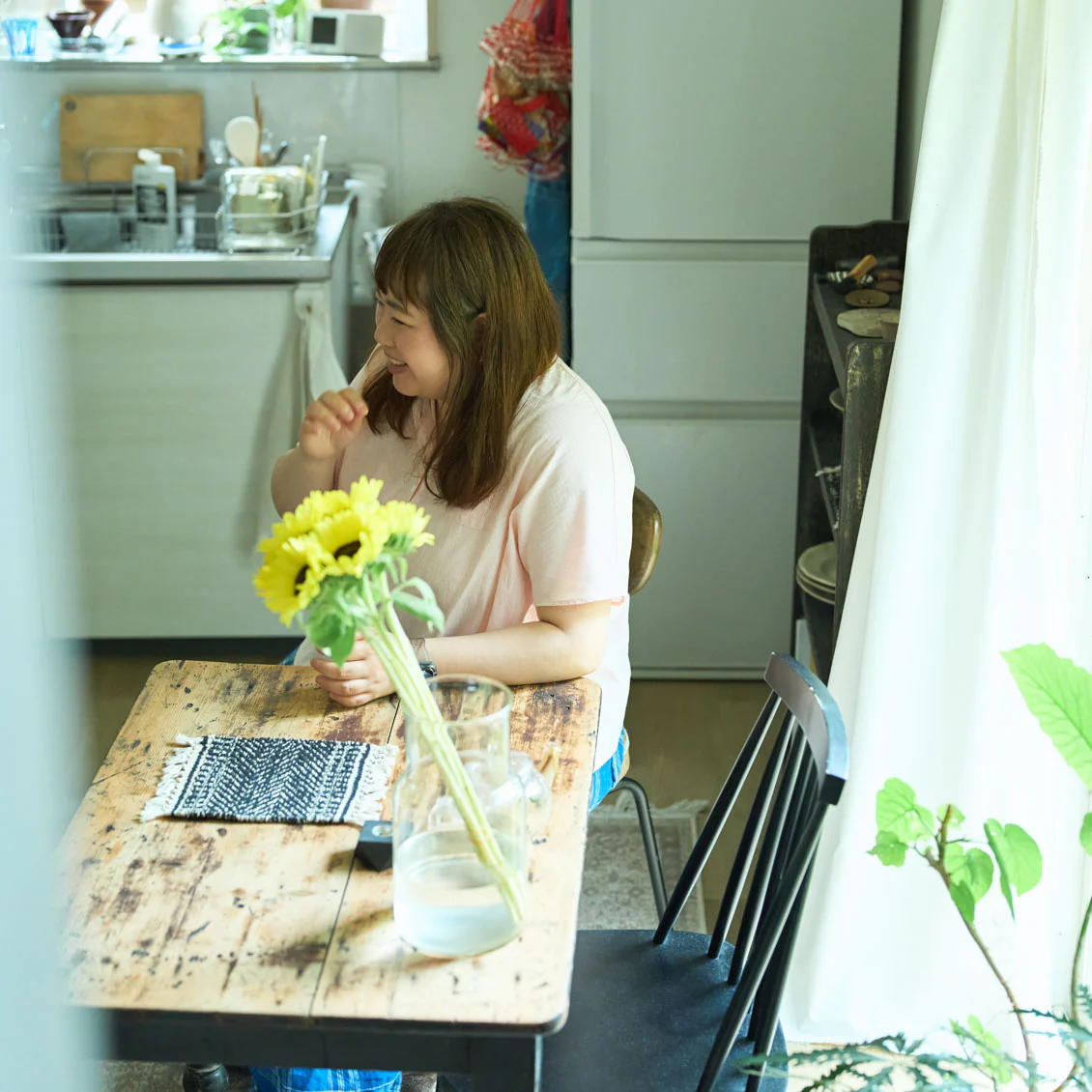 【安心できる部屋】前編：夕日を見に行く人々を見て、決めた引っ越し。作家・安達茉莉子さんの部屋を訪ねました