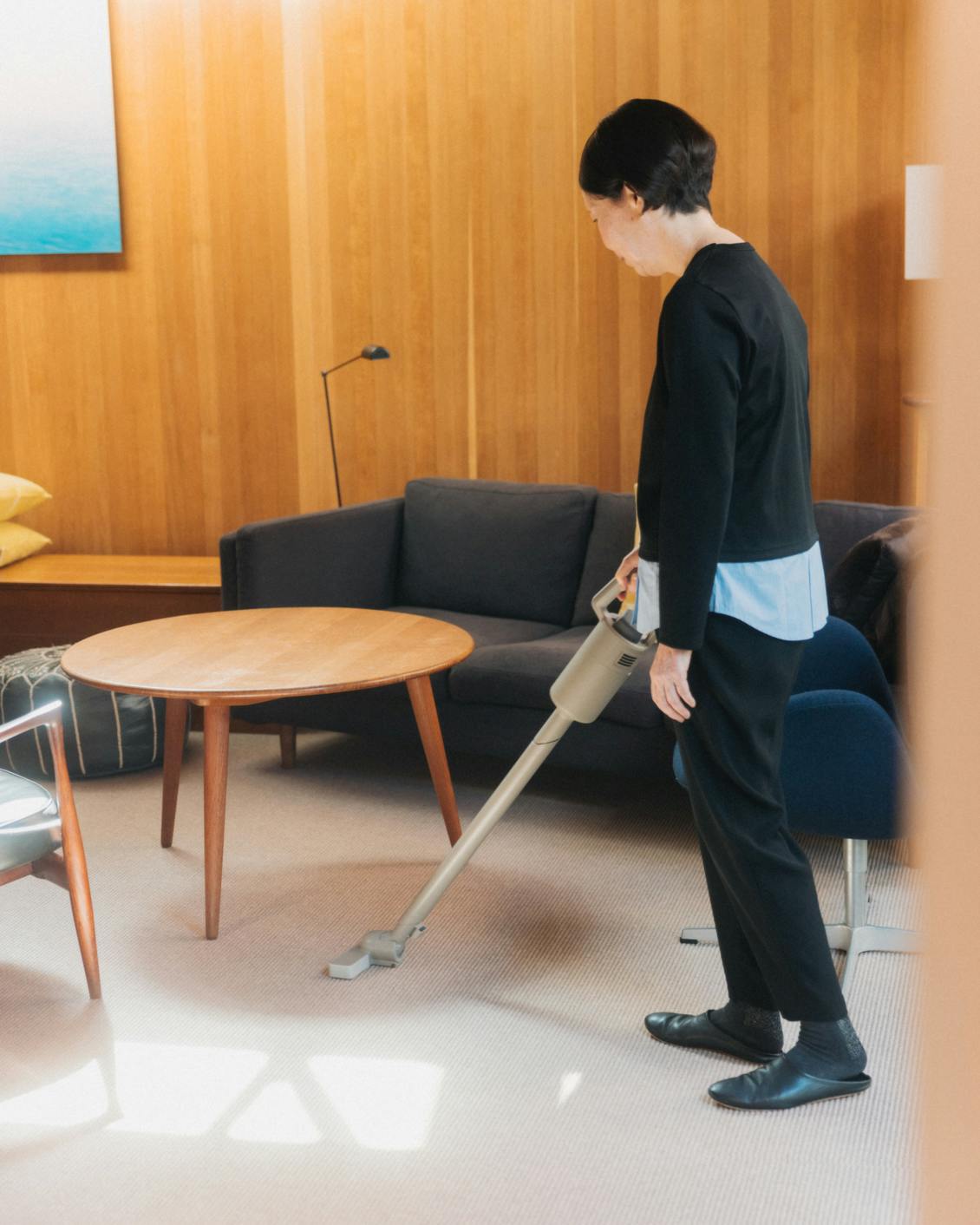 引田かおりさんにプラスマイナスゼロのコードレスクリーナーで自宅をお