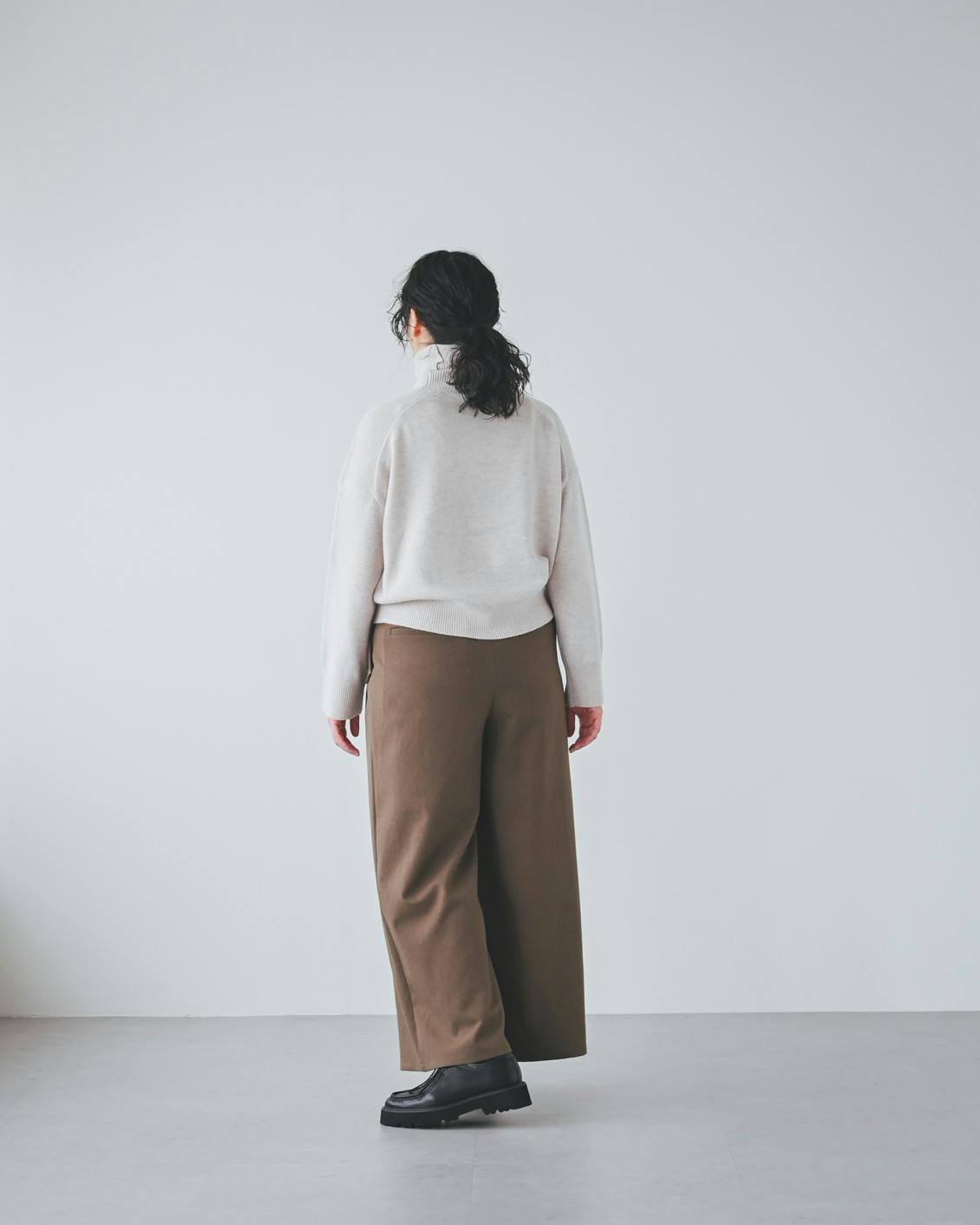 着用レビュー】カシミヤシルク混のタートルネックニットをスタッフが