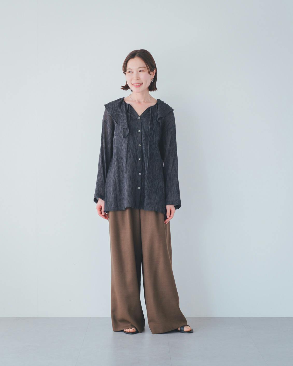 着用レビュー】夏の「フリルカラーブラウス」をスタッフ4名が着てみ