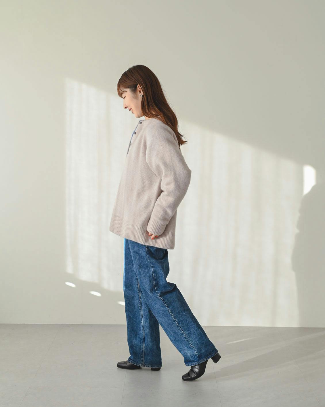 着用レビュー】ふんわり素材の「ヘンリーネックニット」を4名が着てみ