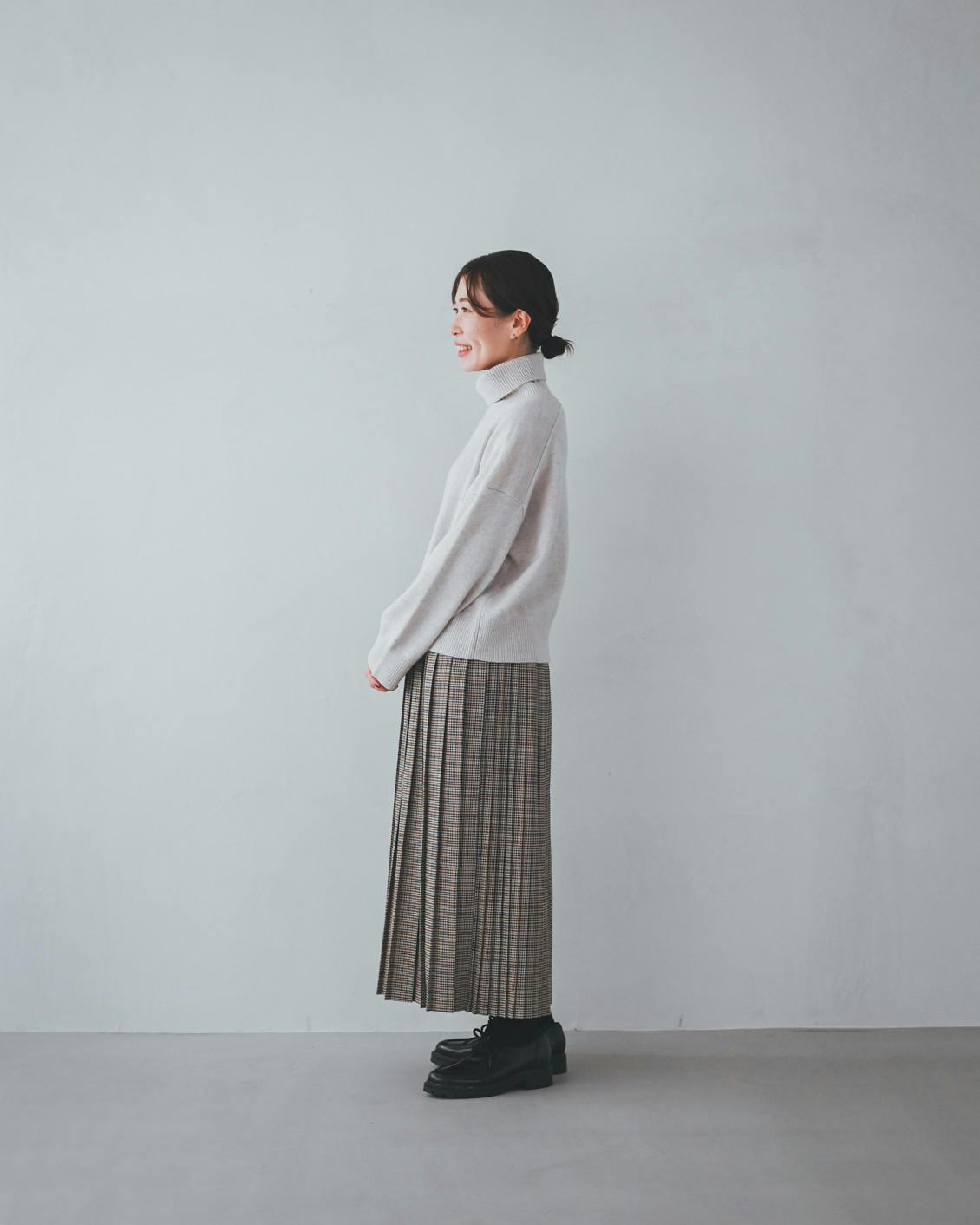 着用レビュー】カシミヤシルク混のタートルネックニットをスタッフが